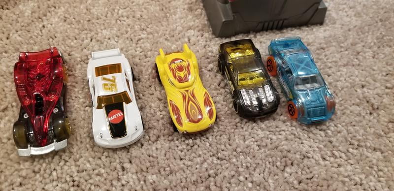 Hot Wheels Action Power Shift Motorized Raceway Track Set, Includes 5 Cars  in 1:64 Scale 