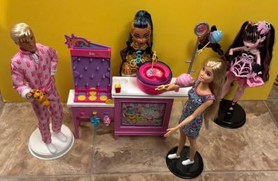 Set De Juego Barbie Mysteries: Beach Detectives Con Muñeca Malibu, Puesto De Juegos Y Máquina De Algodón De Azúcar, 20 Accesorios, Para Niños A Partir De 3 Años
