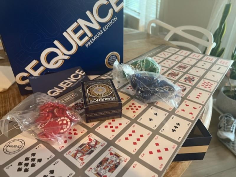 Sequence Luxury Edition - Impresionante Juego Con Alfombrilla De Juego De Lujo, Acolchada Y Enrollable, Exclusiva De , De Goliath, Azul, 2-12 Jugadores
