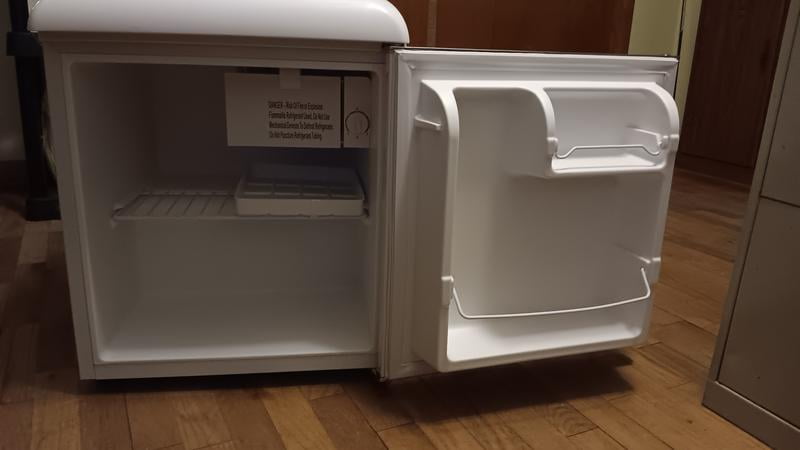 Galanz 1.7 Cu ft Mini Fridge Retro, White, New, Width 17.48