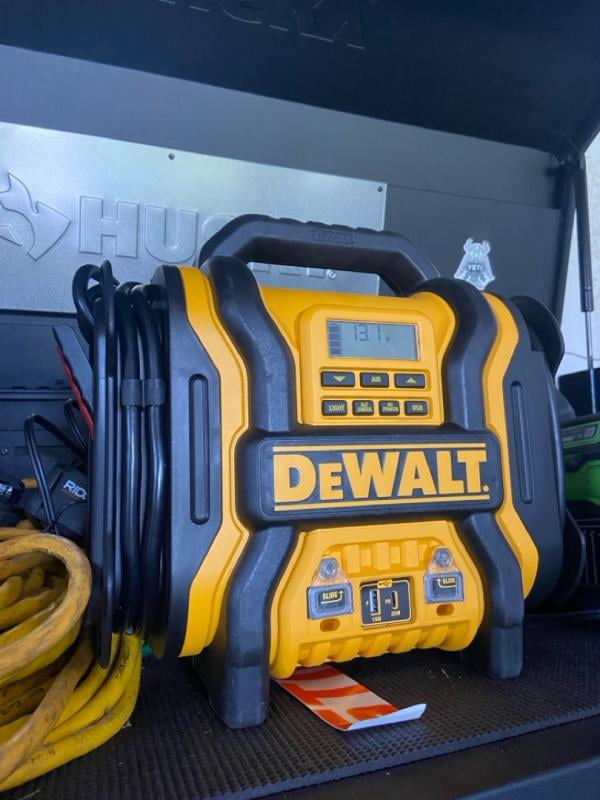 Portable Power Station Dewalt Cordless Jump Starter DEWALT 20-V