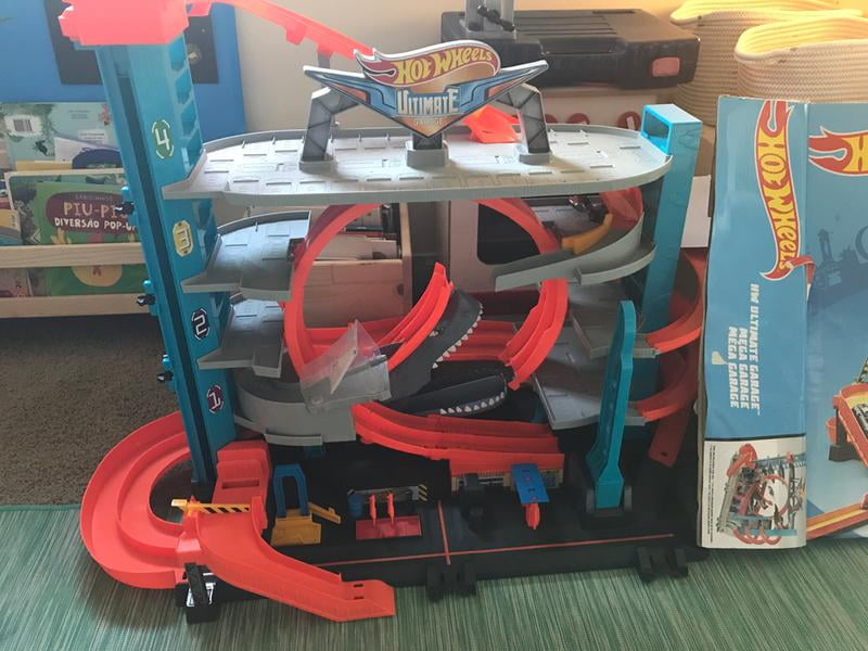 Hot Wheels Ultimate Garage Tower Shark Loop Racetrack, 2 Vehicles