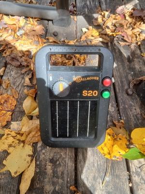 Gallagher S20 6 volt Solar Fence Energizer 12 mi. Black/Orange