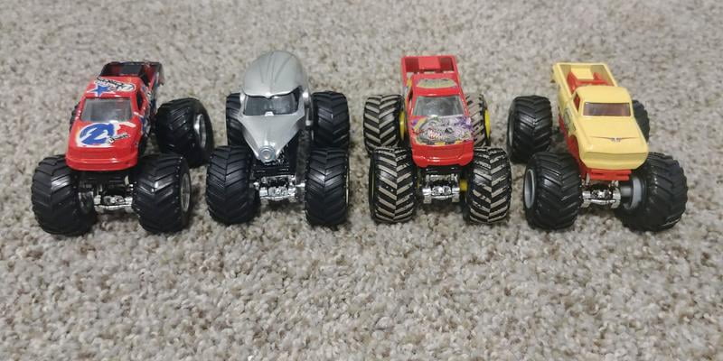 Hot Wheels 1:64 Collection Monster Truck With Extra Car (Styles May Vary) -  MTTGRH81