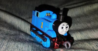 Thomas & Friends 80e Anniversaire - Locomotive Thomas Moulée Sous Pression + 2 Wagons Cristaux Rouges - Édition Collector