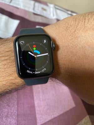 Apple Watch Gen 5 Series 5 40mm Space Gray Aluminum - Black Sport Band  MWV82LL/A 