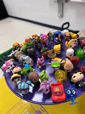 Moose Toys Disney Doorables Series 7 Mega Peek Playset, 22 Figures