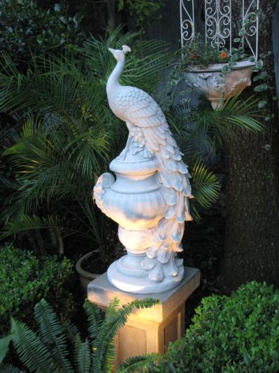 Design Toscano Gartenfigur 'Staverden Castle' - Pfau Auf Vase, 86,5 Cm Hoch, Handgefertigt Aus Steinsplitt & Harz