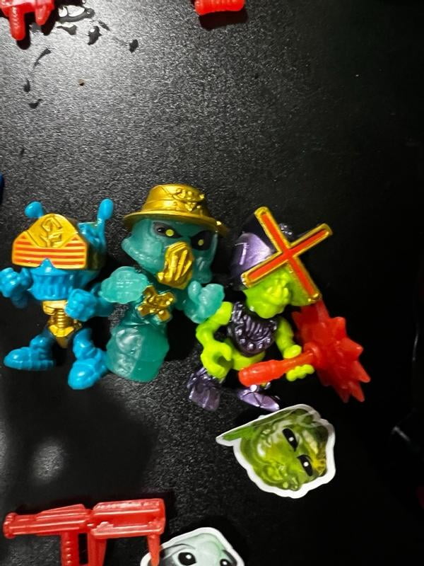 Treasure X Mega Alien Dissection Playset includes 35+ surprises