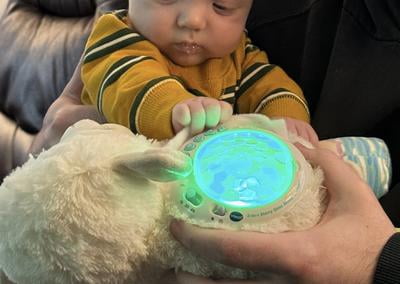 Manon, Lumi Mouton Nuit Étoilée 3 en 1 : Peluche, Veilleuse Musicale avec Projection, Sons