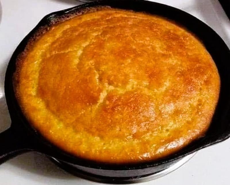Bundle: Lodge 10.25 Inch Cast Iron Skillet + 4-Pack Skillet Cornbread Mix – Sweet As Honey Flavor