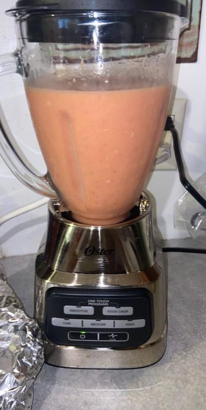 Oster Blender- Shakes, Smoothies. 6 Cup Glass Jar With 24oz Sports Bottle  Model 2113744 for Sale in E Atlantc Bch, NY - OfferUp