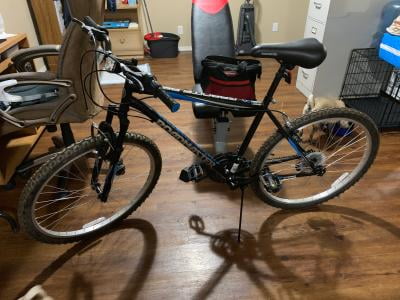 Black//Blue Roadmaster Granite Peak Men/'s Mountain Bike 26/" wheels
