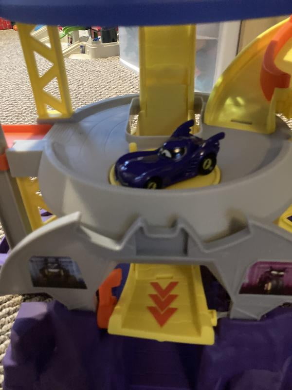 Batcaverna Lanza Y Desliza De Fisher-Price DC Batwheels – Pista Con Ascensor Y Rampa Espiral, Luces Y Sonidos, Incluye 2 Coches A Escala 1:55, 3+ Años