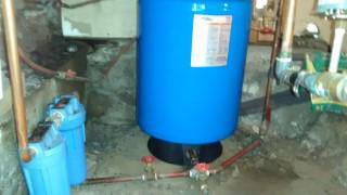 35 Gallon Pentair Flotec FP7120-10 Vertical Pre-Charged Pressure Water Tank 