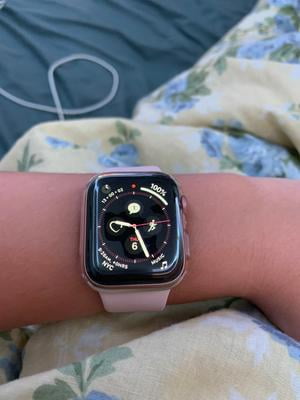  Apple Watch Series 5 (GPS, 40MM) - Gold Aluminum Case with Pink  Sand Sport Band (Renewed) : Electronics
