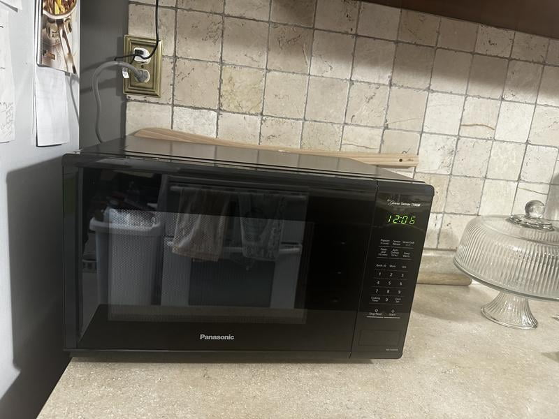 Panasonic 1.3 Cu ft. 1100W Genius Sensor Microwave Oven, Embossed