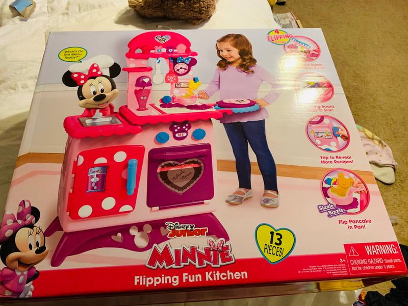 minnie mouse flipping fun play kitchen