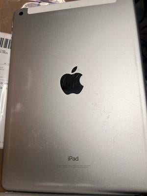 Restored 2018 Apple iPad Wi Fi 32 GB Gold (6th Generation