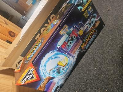 Monster Jam, Megalodon Monster Wash Playset, Color-Changing Truck