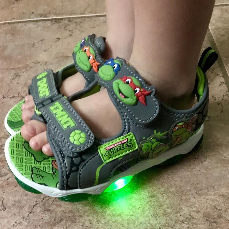 TEENAGE MUTANT NINJA Sandali per bambini con tartarughe, sandali con ciondoli distintivi, scarpe per bambini per interni ed esterni, cursori TMNT con cinturini alla caviglia, Multi, 23 EU