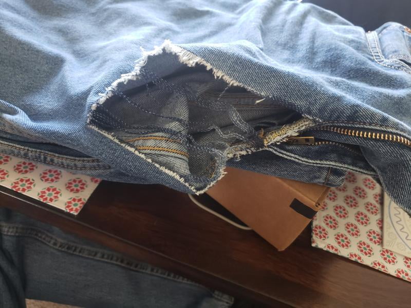 does walmart sell levis 550