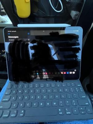Apple Smart Keyboard Folio (for 11-inch iPad Pro - 1st or 2nd