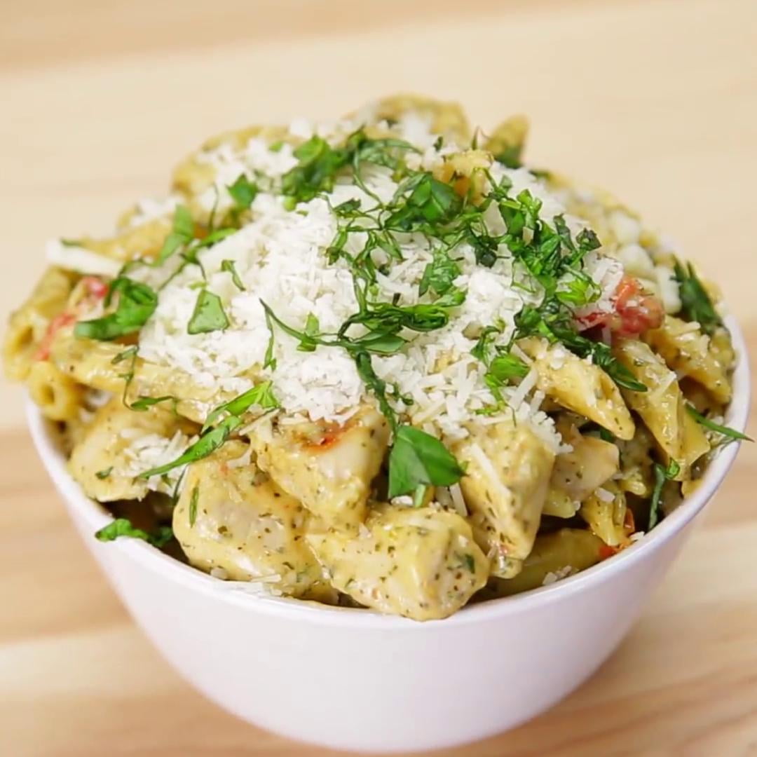 One-pan garlic chicken pesto pasta