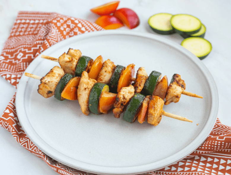 Grilled chicken with plums and zucchini skewers