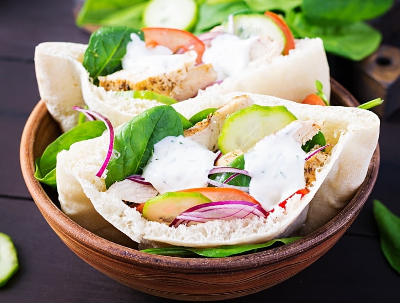 Chicken and cucumber pita with yogurt sauce