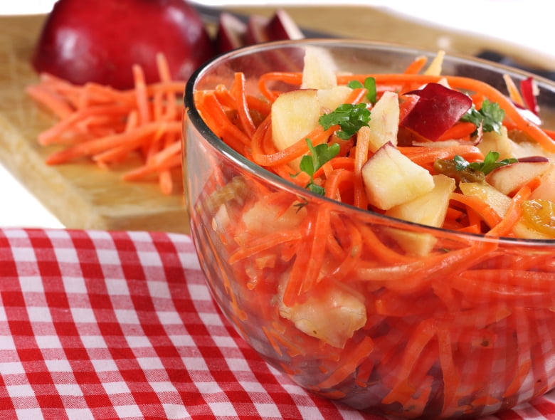 Carrot salad with apples