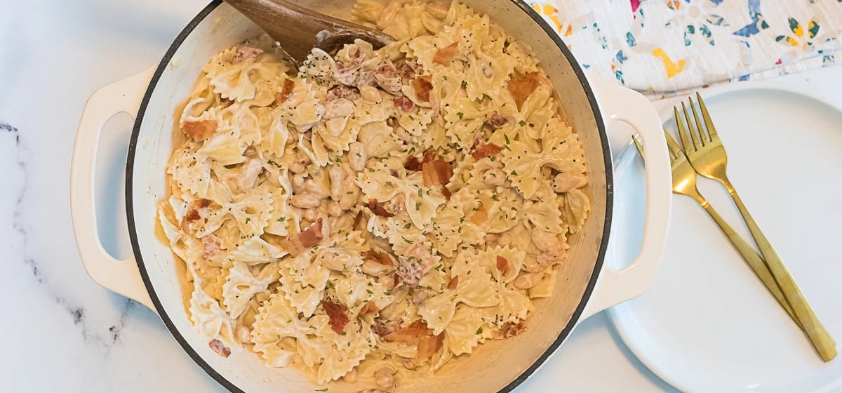 Creamy pasta with white beans and bacon