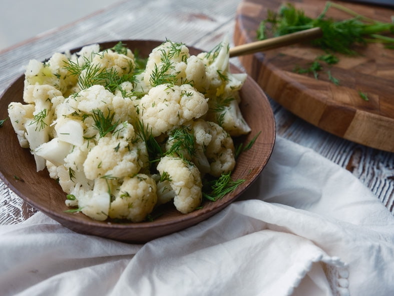 Steamed cauliflower with dill