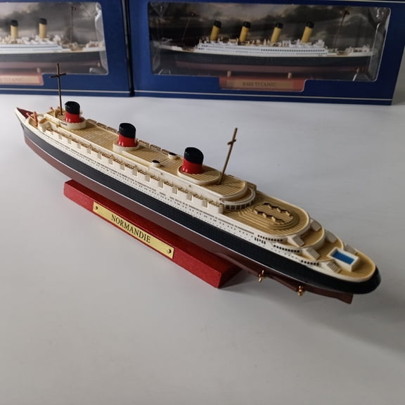 1:1250 Alloy Diecast Cruise Ship Model SS Normandie Ocean Liner Collection Gift