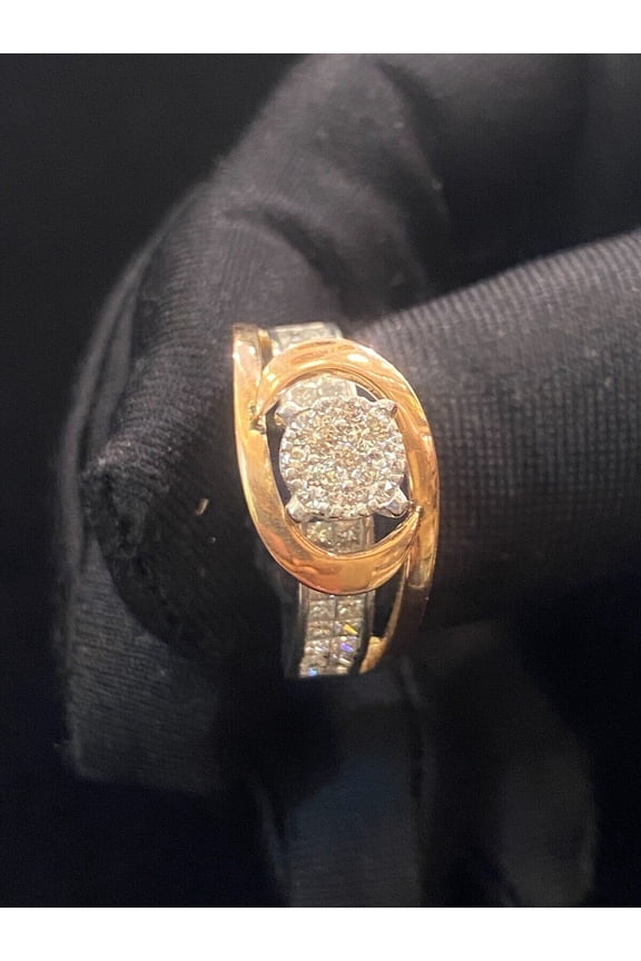 1.31 Carats Princess Round Cut Diamonds Two-Row Engagement Cluster Ring In Hallmark 14K Multi-Tone Gold