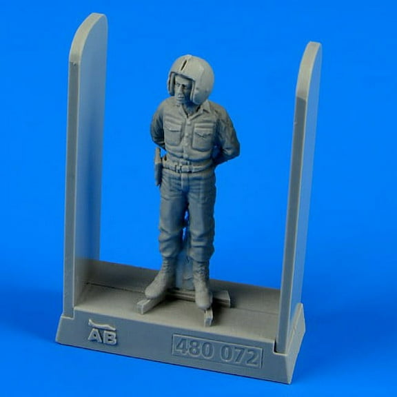 1/48 USAF Training Group Pilot Vietnam War (Standing, arms behind)