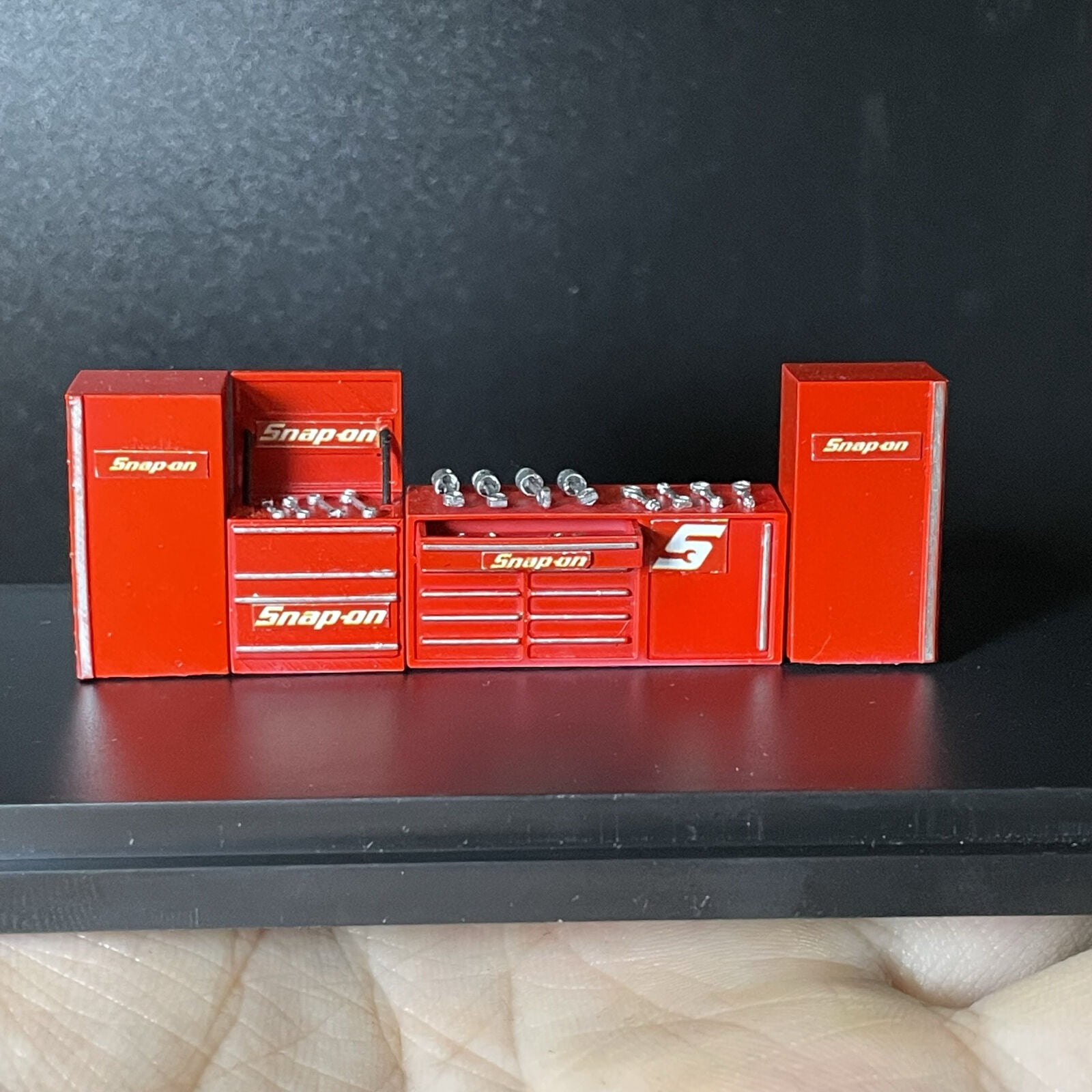 1:64 Scale Diorama Car Garage Workbench Model Kit Garage Accessories Red Tool Cabinet Equipment for Diecast Car Model,Workshop Maintenance Repair Scene Display Prop Toy