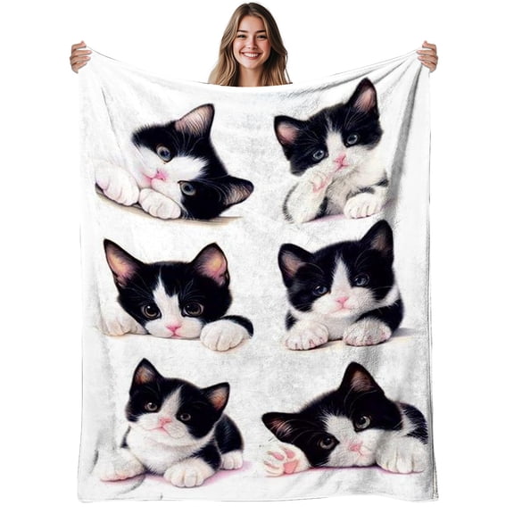 1 Piece Cute Black and White Cat Flannel Blanket - Soft and Warm All-Season Comfort Blanket with Striped Cat Print Suitable for Christmas and Daily Use