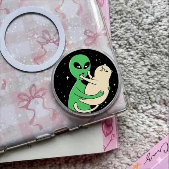 1 Piece Humorous Alien Abduction Cat Magnetic Phone Grip, Funny Green Alien Hugging Fat Cat Phone Grip, Sarcastic Grumpy Cat Phone Stand, Space Cosmic Kitten Accessory, Gift for Cat Lovers