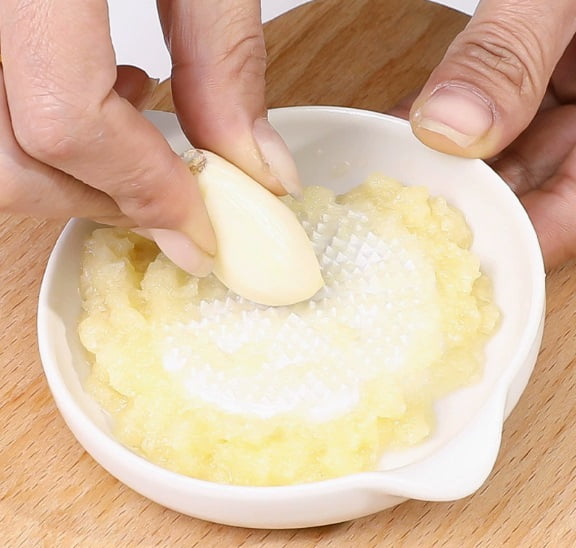 1 piece of ginger grinder, manual garlic grinder, garlic grinder, ginger grinder, milk grinder, ginger grinder and ginger juice artifact