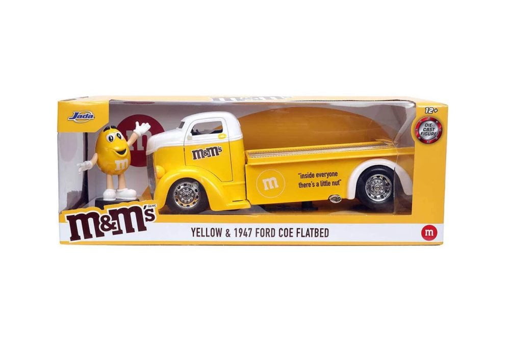 1947 Ford COE Flatbed Truck w/ Yellow M&M's Figure - Jada Toys