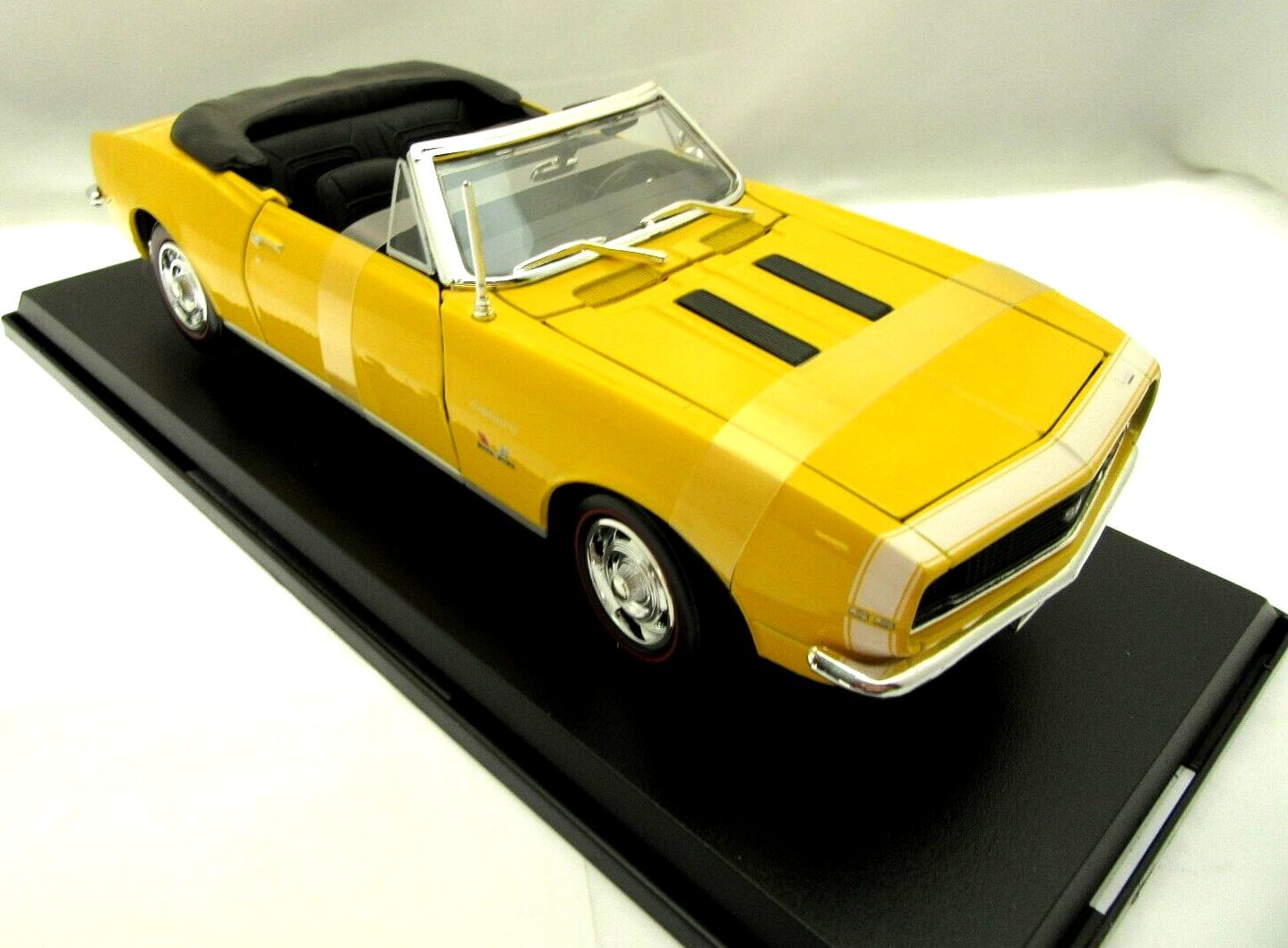 Chevrolet Camaro 1968 1/18 Dubcity Orange – Ford Mustang ? Miniature Métal Neuve Réf 90310