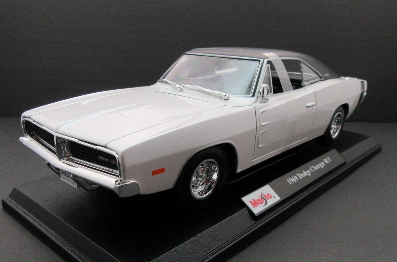1969 Dodge Charger R/T  Pearl Gray  1:18 Metal Die Cast Car  Maisto