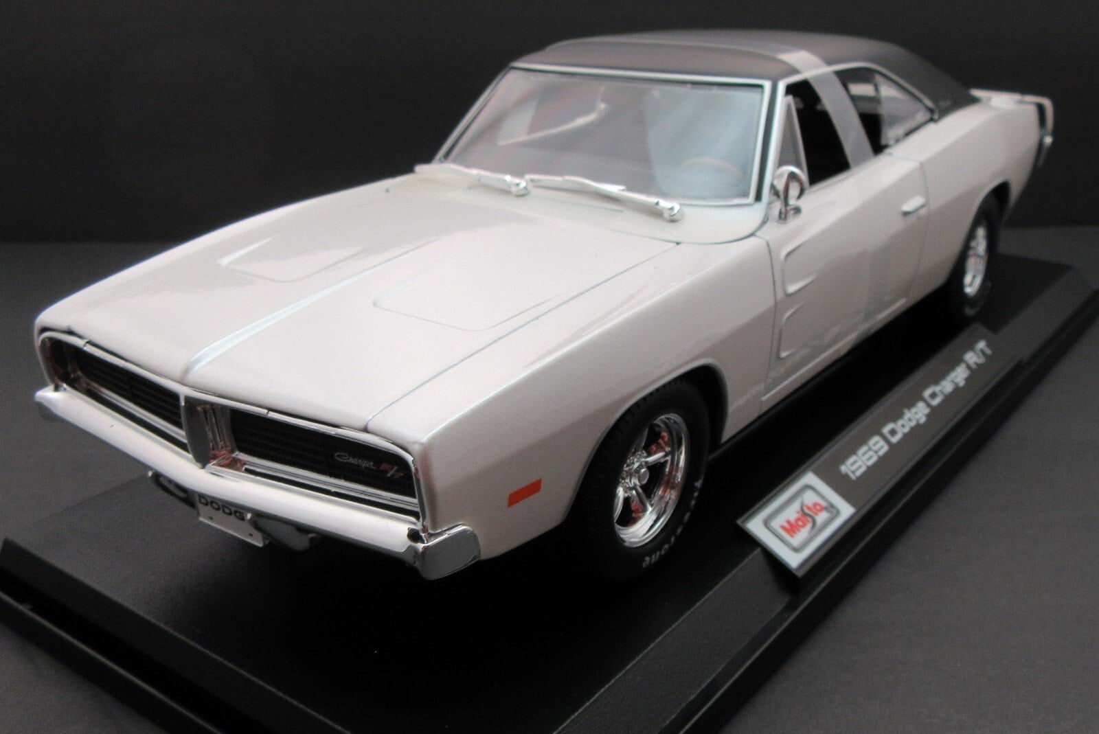 taco5310　1/18 1969 Dodge Charger Amazon.com: Maisto 1/18 1969 Dodge Charger (Colors May Vary
