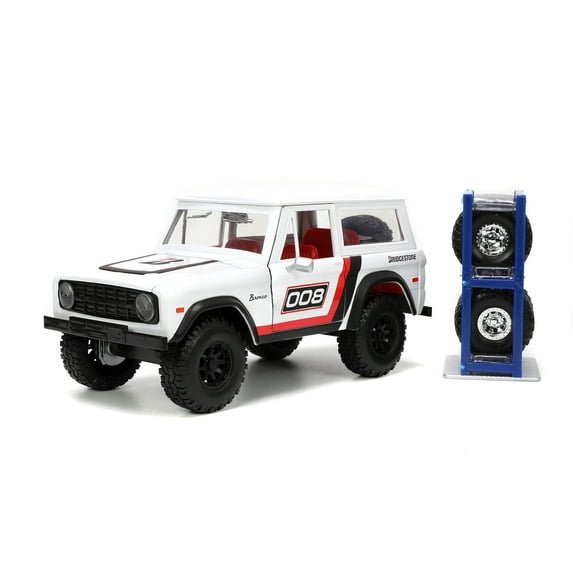 Just Trucks 1:24 1973 Ford Bronco Bridgestone Die-Cast Truck & Tire Rack, Toys for Kids and AdultsWhite/Red