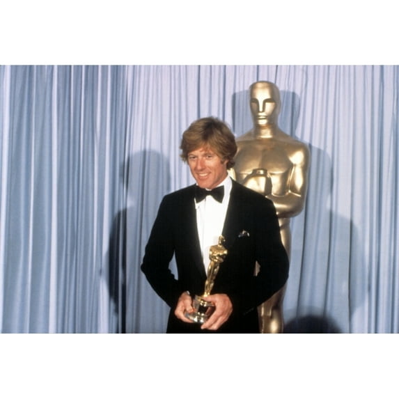 1980 Robert Redford Holds His Best Director Oscar For Ordinary People History (36 x 24)
