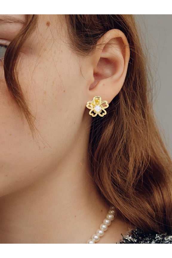 1Pair 0.37x0.39 inch Cut-Out Small Flower Stud Earrings Cubic Zirconia Brass Stud Earrings Trendy Jewelry Gifts for Mother Wife Bridesmaids Friends or Yourself