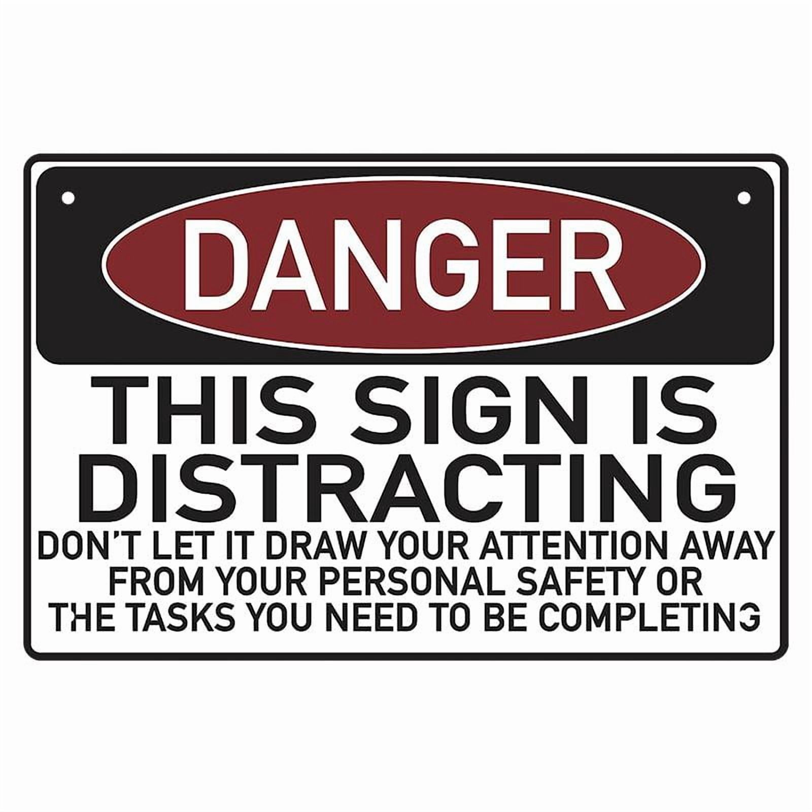 Targa Divertente In Metallo 'Danger This Sign Is Distracting' – 30,5x20,3 Cm