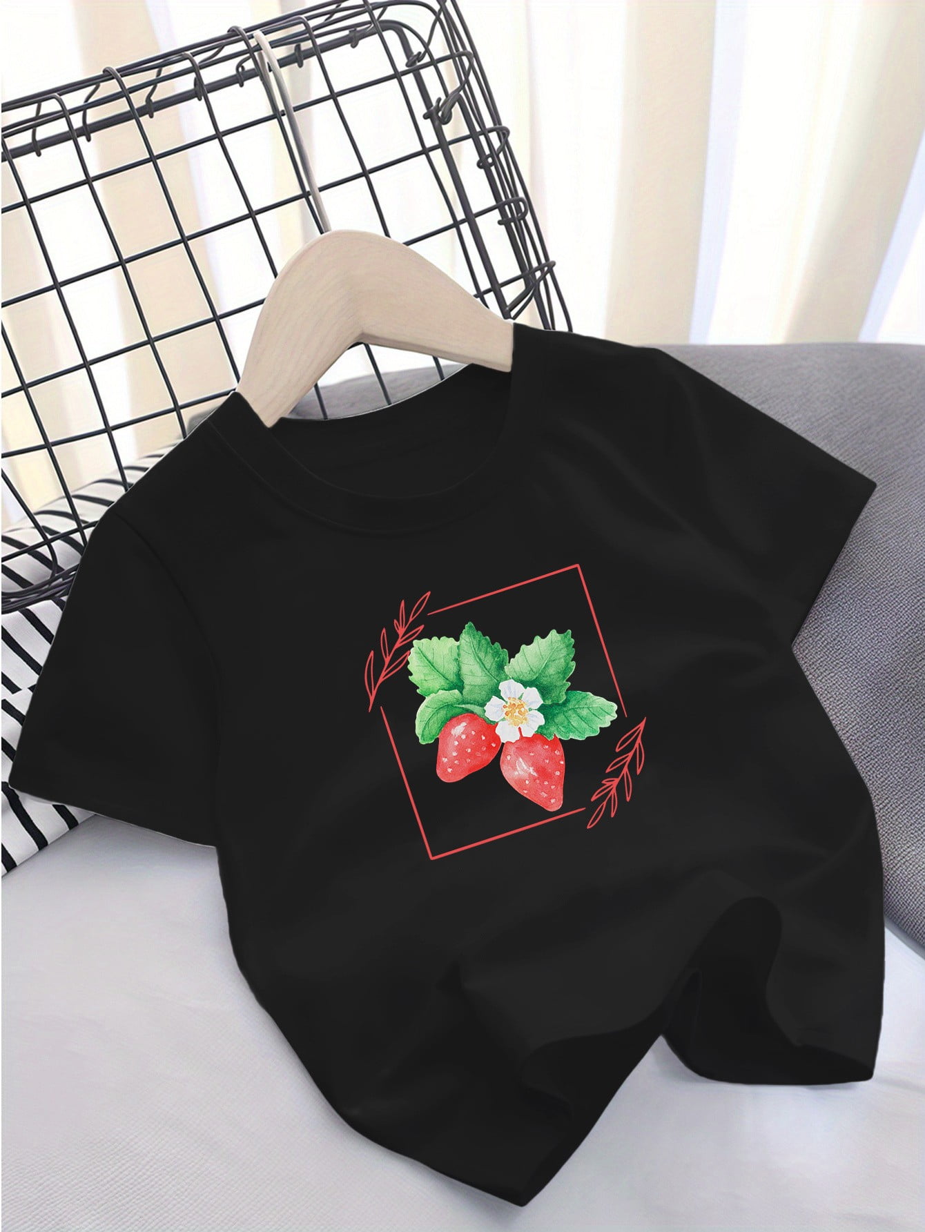 STRAWBERRY GRAPHIC SHORT SLEEVE KNIT CROPPED T-SHI