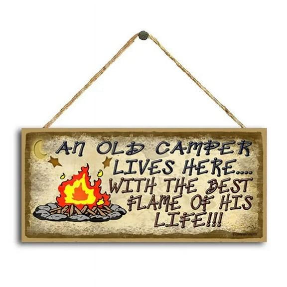 1pc Wooden Hanging Sign "An Old Camper Lives Here" Funny Camper Wall Decor Art - 7.9 x 3.9 inch